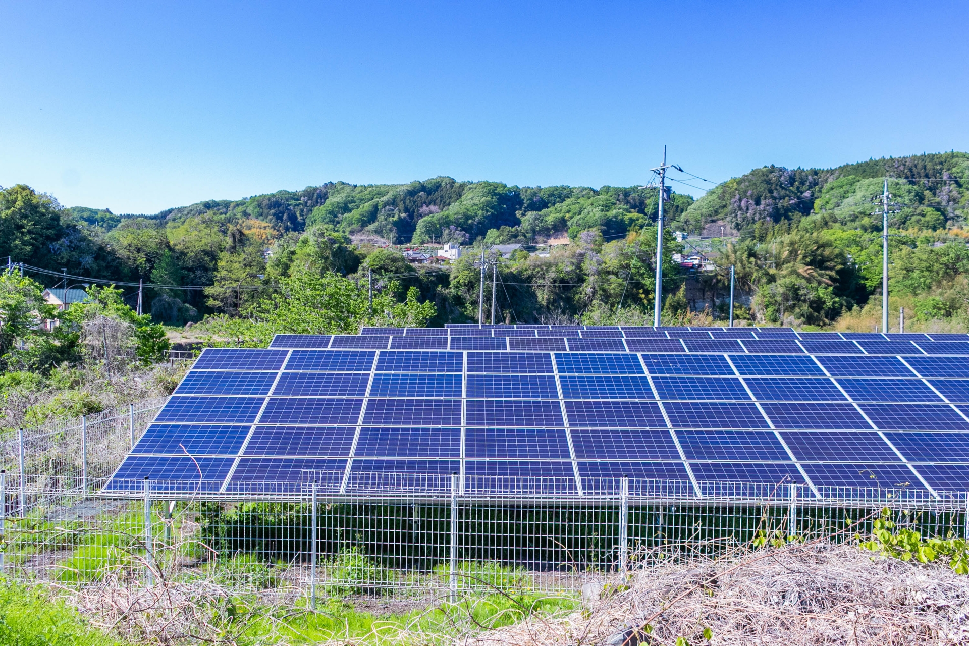 田舎にある太陽光パネル