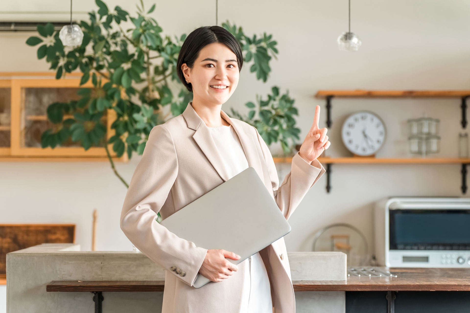 人差し指を立てている女性