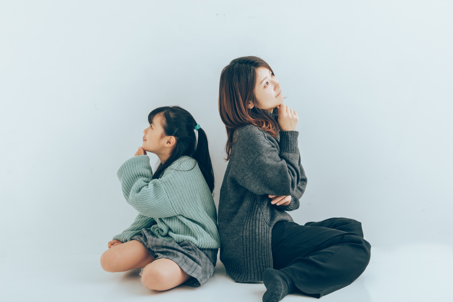 考える大人と子供