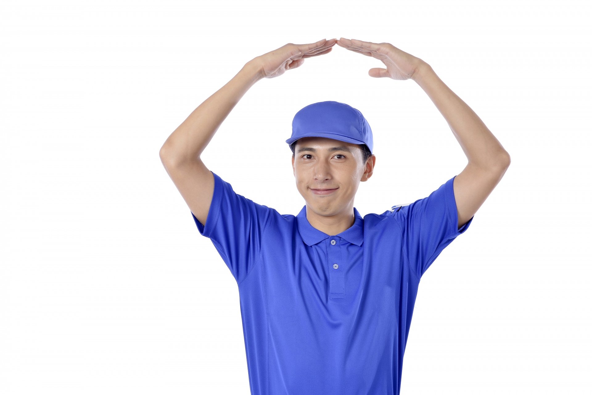 腕で丸いマークを作る青Tシャツの男性