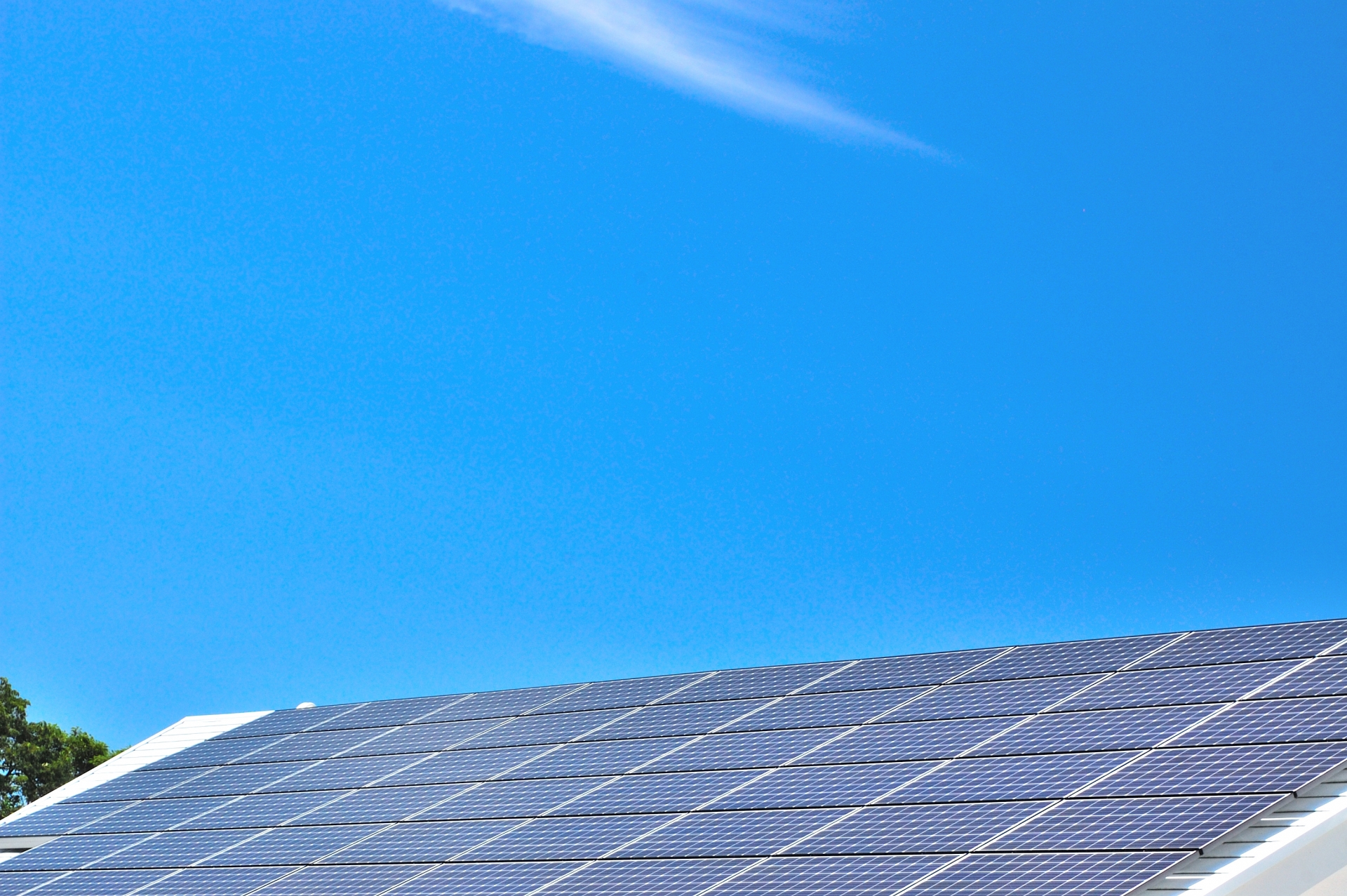 青空と太陽光パネル
