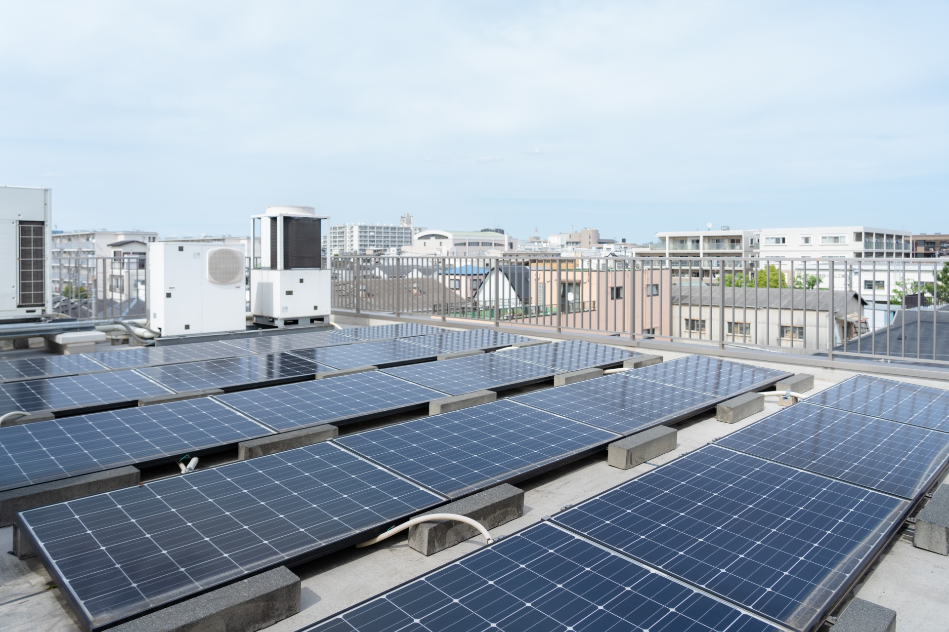 屋上に設置した太陽光パネル