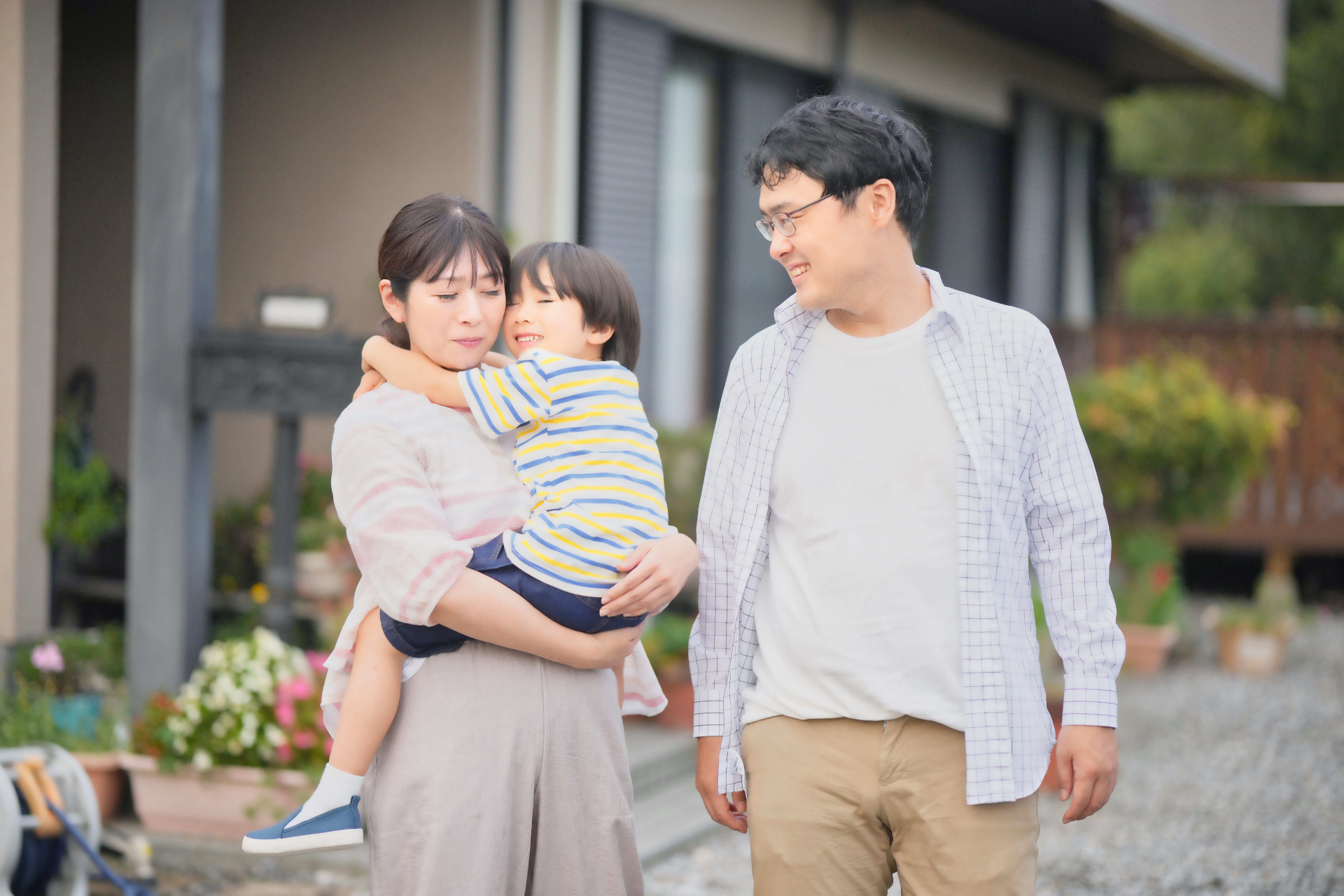 抱っこされて笑顔な息子