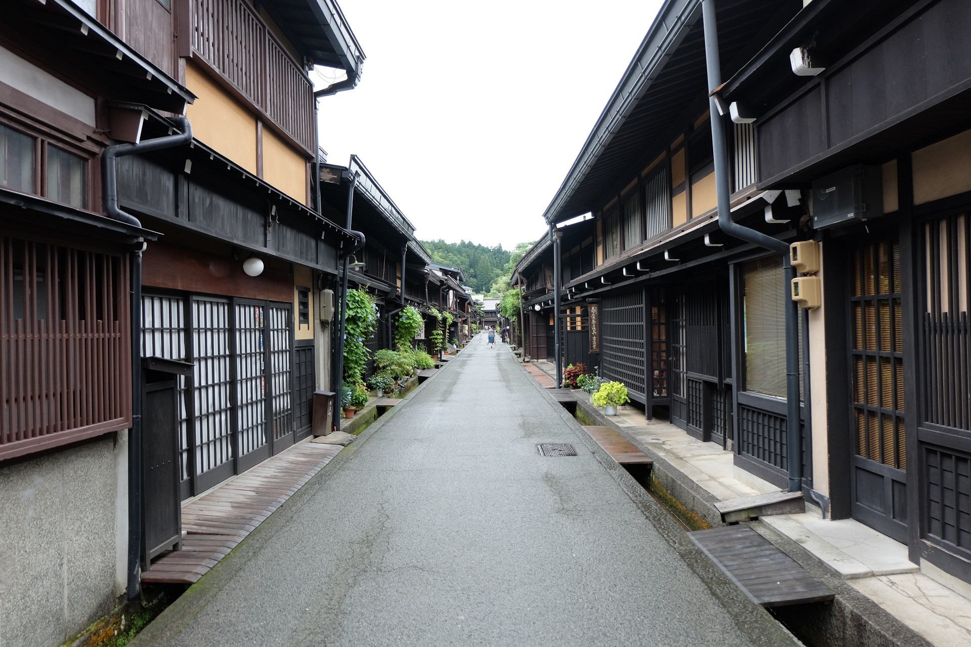 早朝雨の高山の古い町並み、景観保存区域