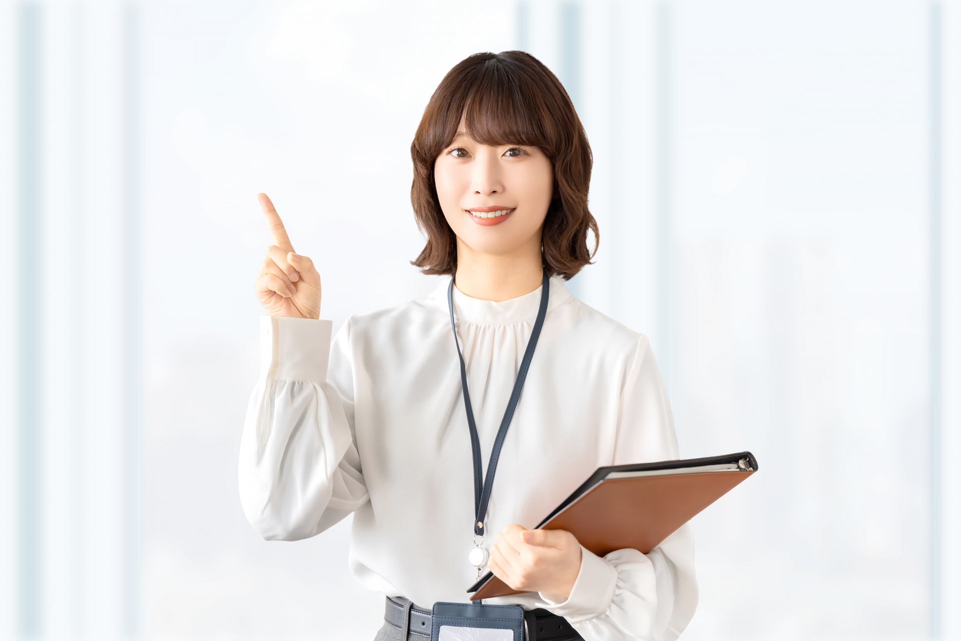 ポイントを説明する女性