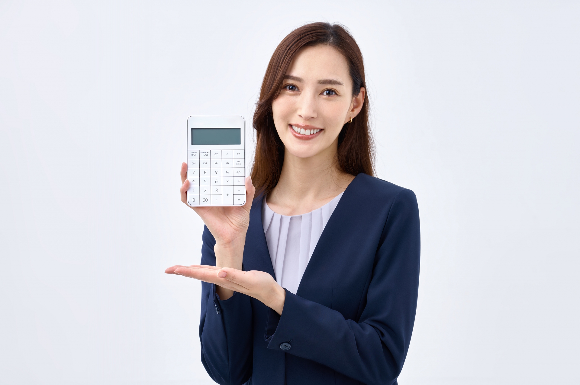電卓を見せる女性