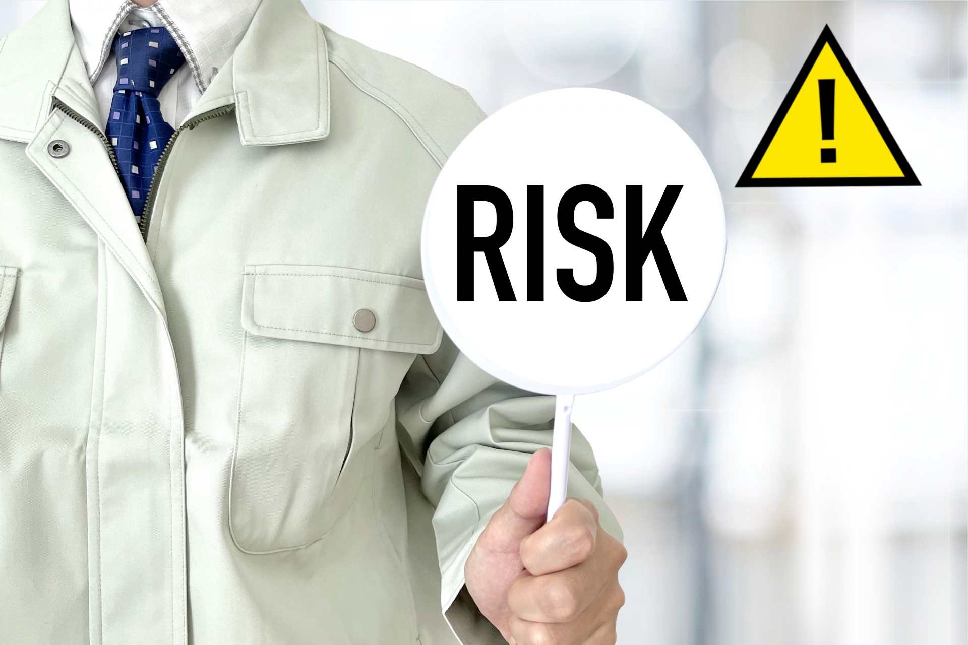 RISKのプレートを持つ作業スタッフ