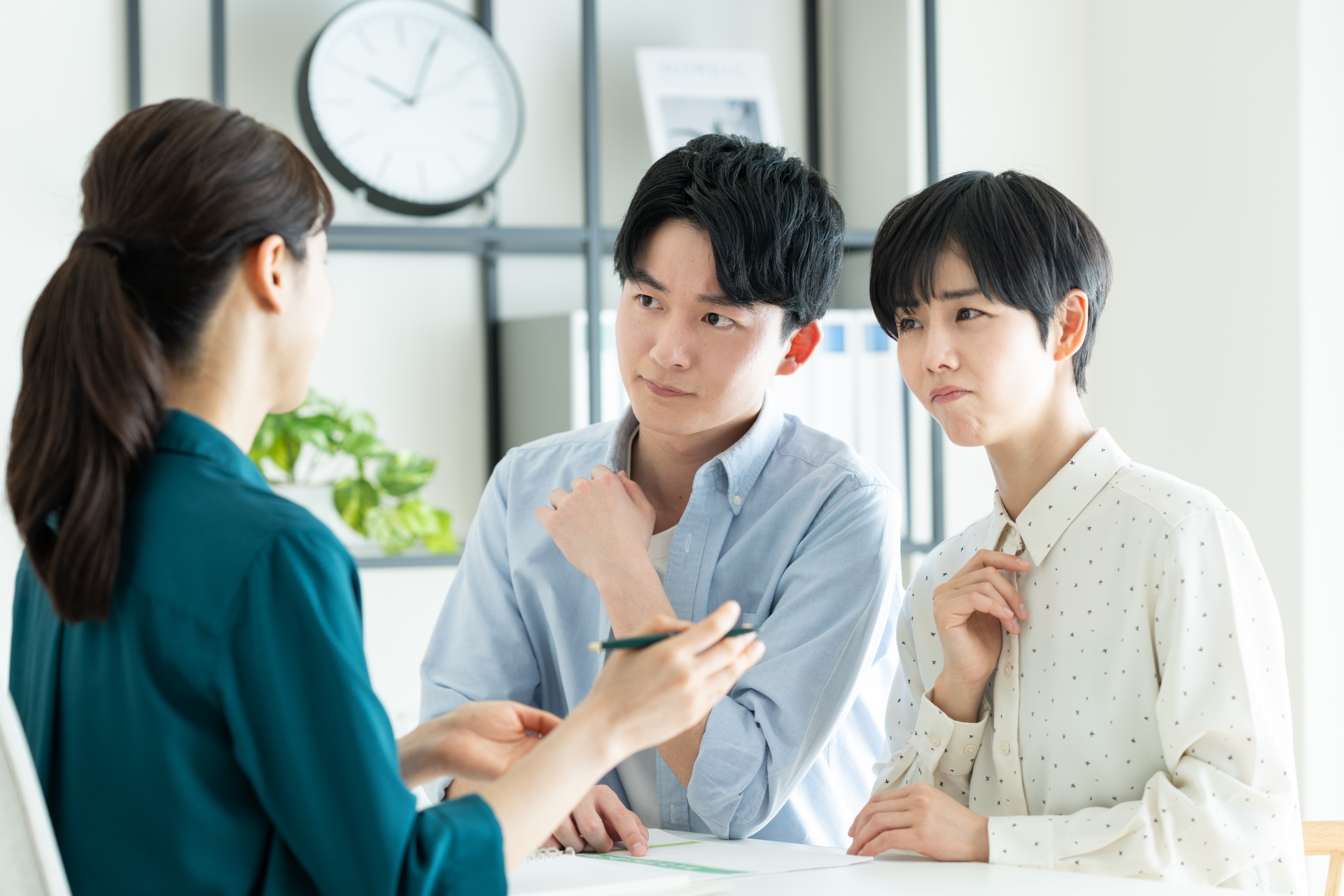 プランナーに悩みを相談する夫婦