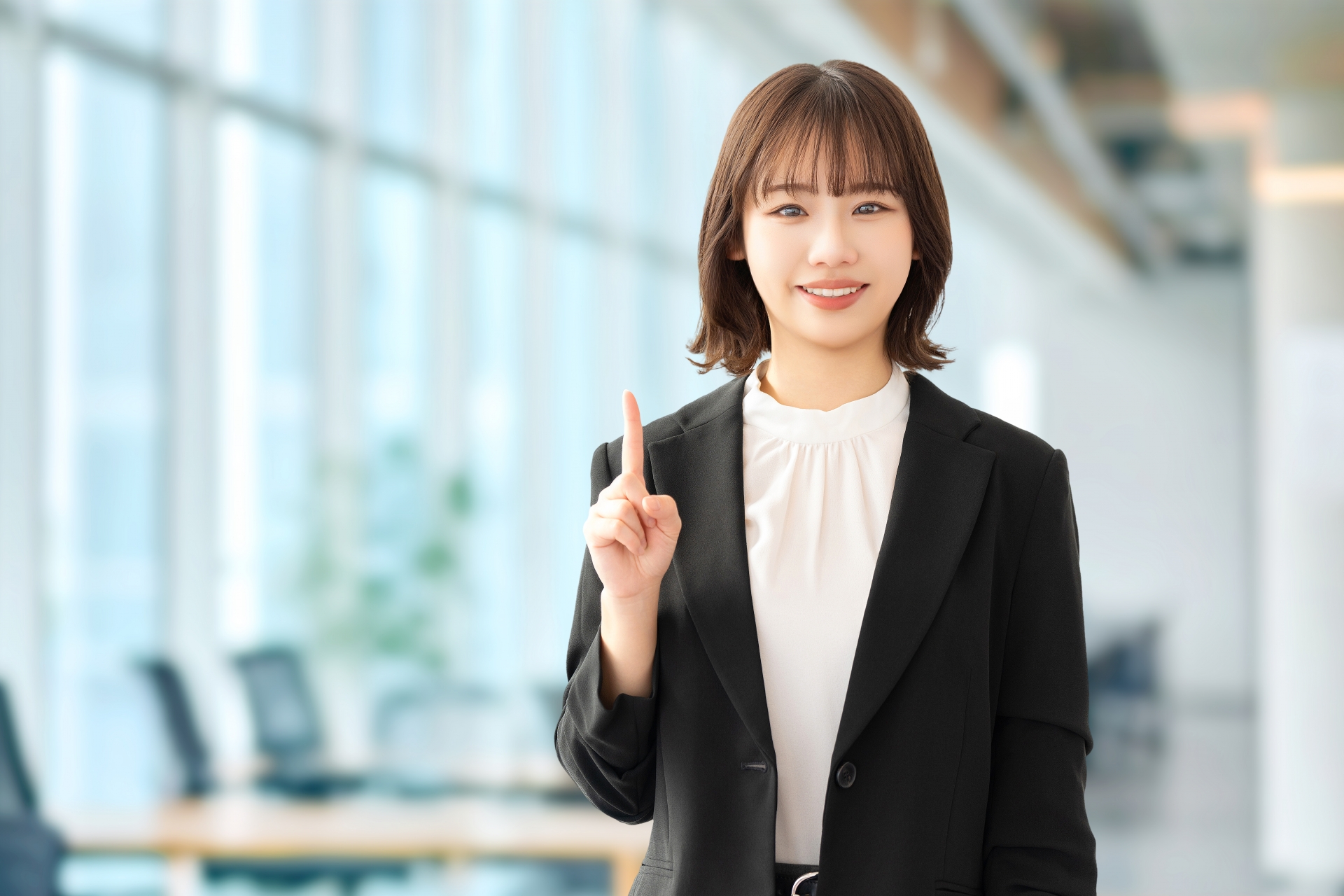 人差し指を立てている女性