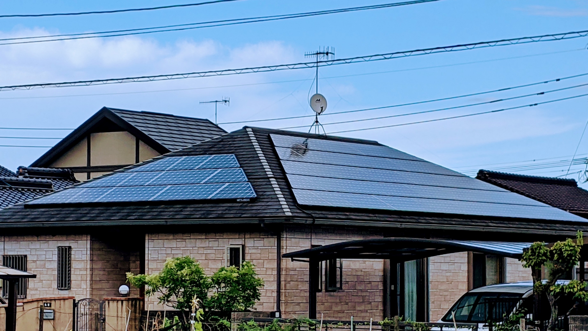 屋根の西側と南側に設置した太陽光パネル