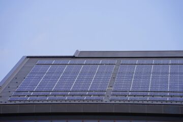 戸建て住宅の太陽光発電の費用対効果は？メリットや注意点、効率を高める方法を解説