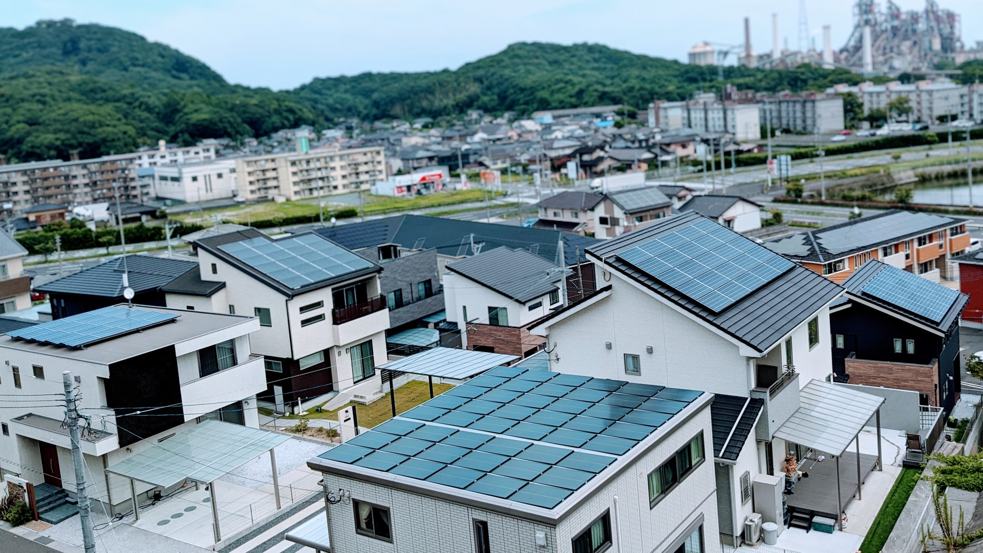 太陽光パネルを設置している家々