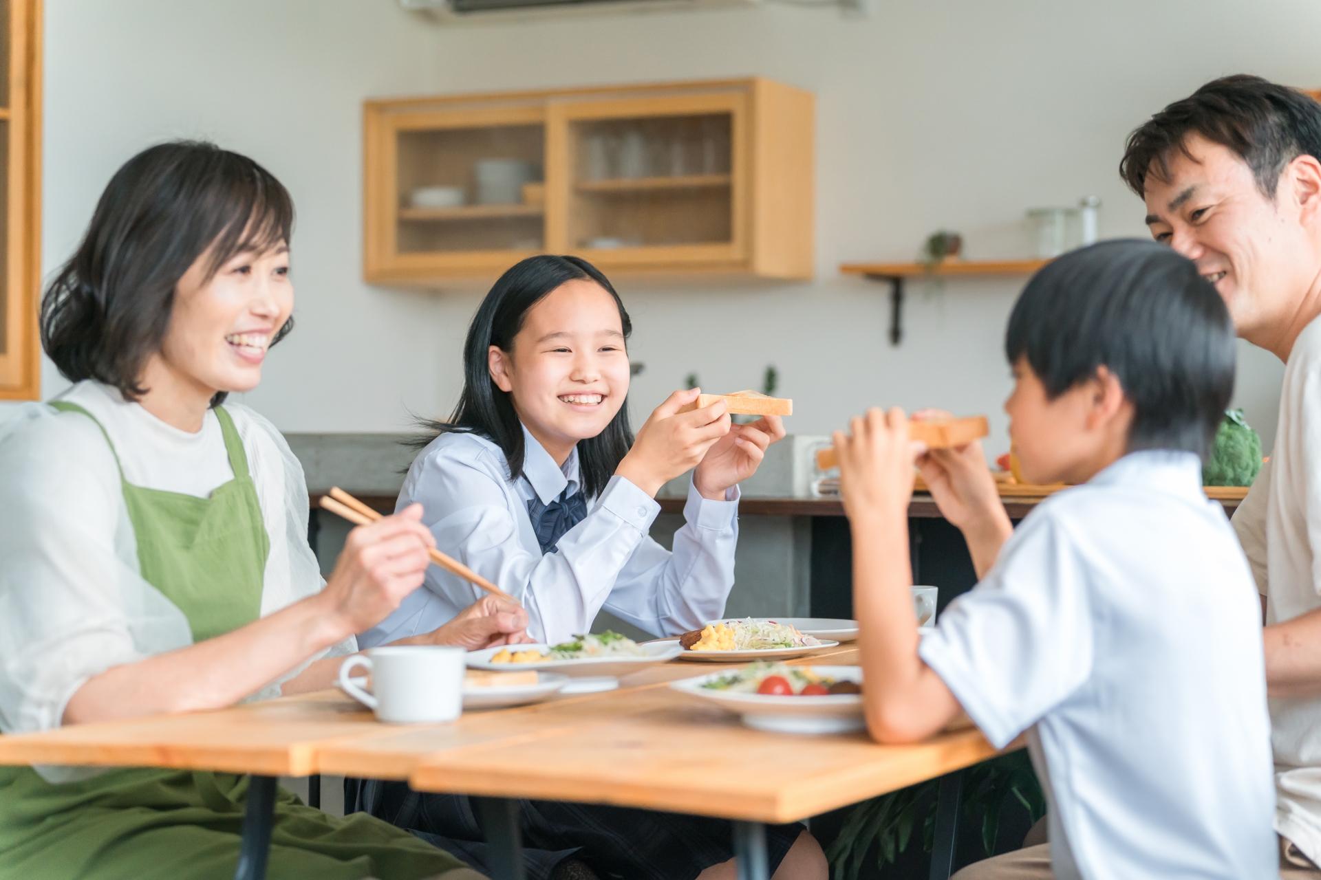 朝食でトースト・食パンを食べる家族