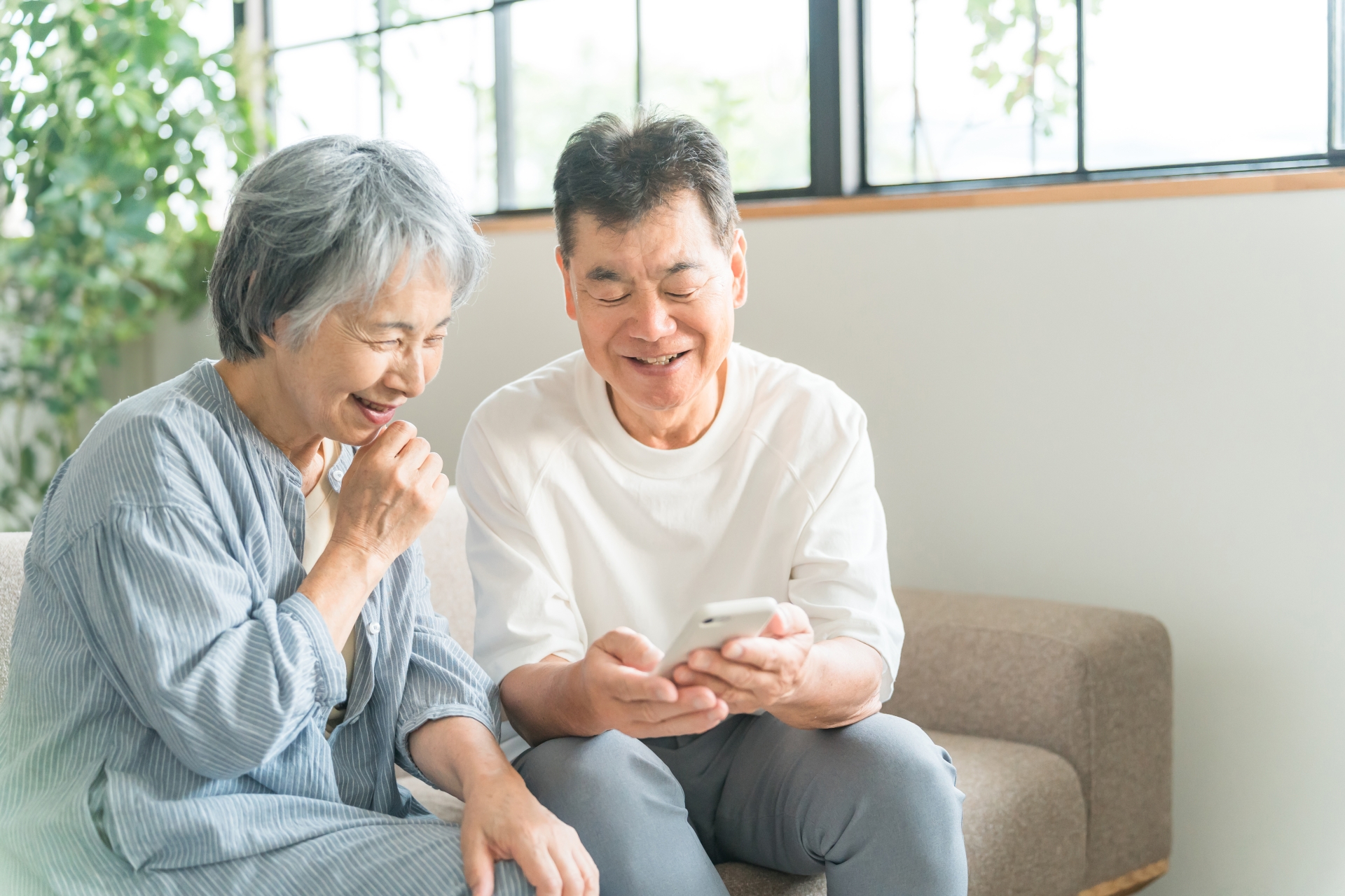スマホを使う高齢者夫婦・シニア