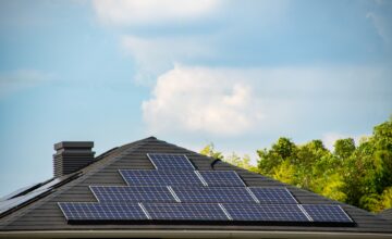 太陽光発電の年間発電量は？影響する要素や地域差、発電効率を上げる方法を解説