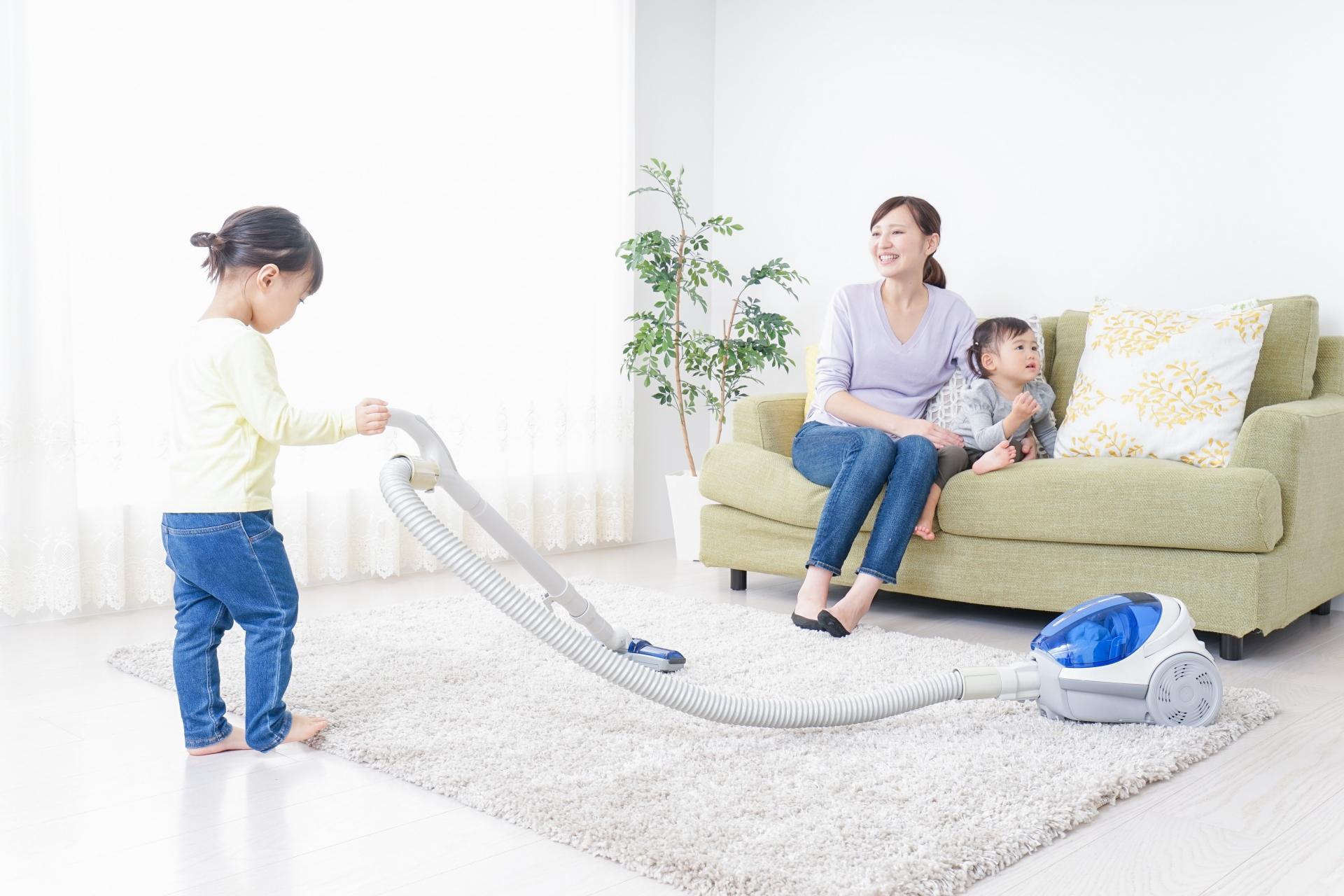 家事をする子供とお母さん