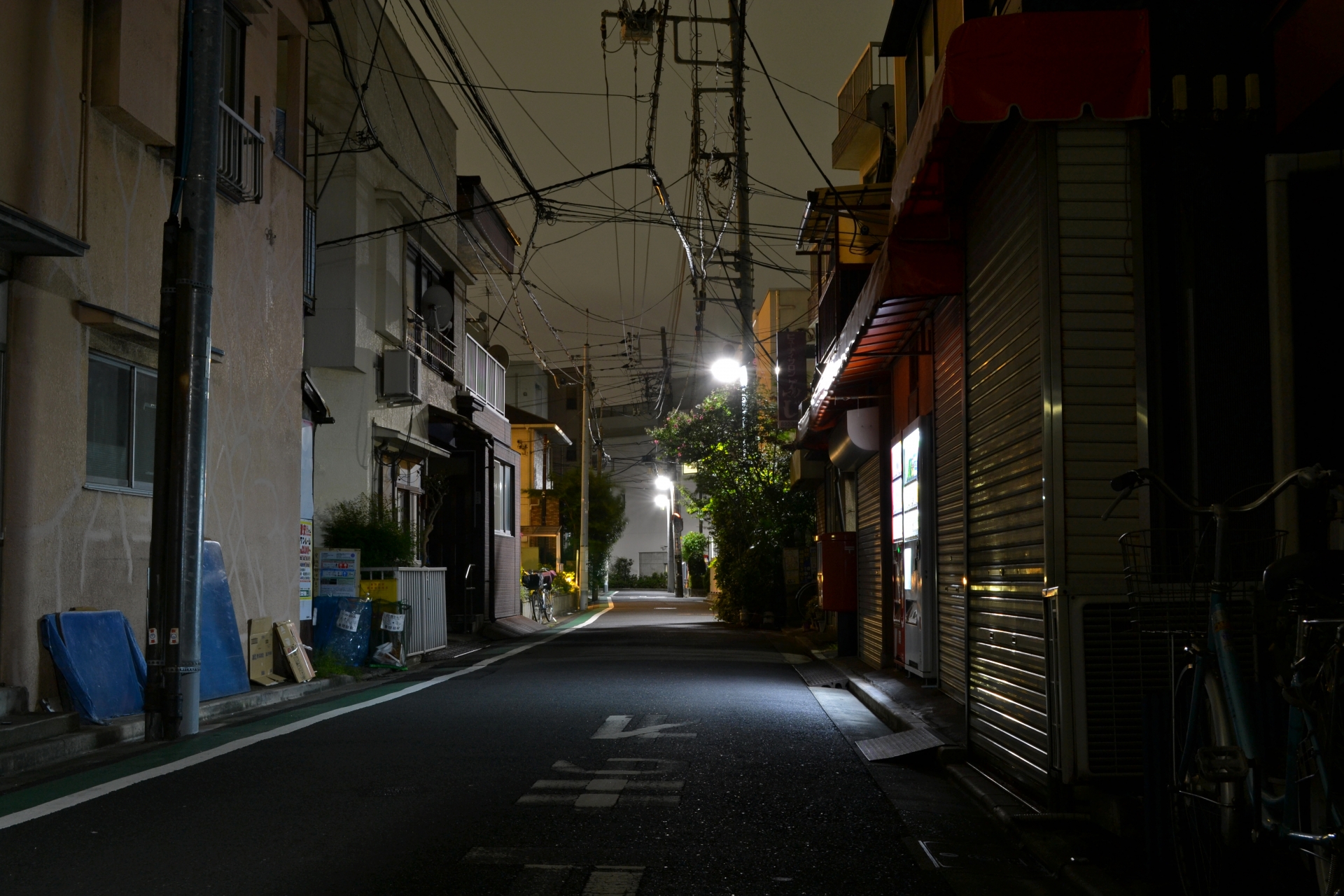 夜道 道路と街灯と住宅街