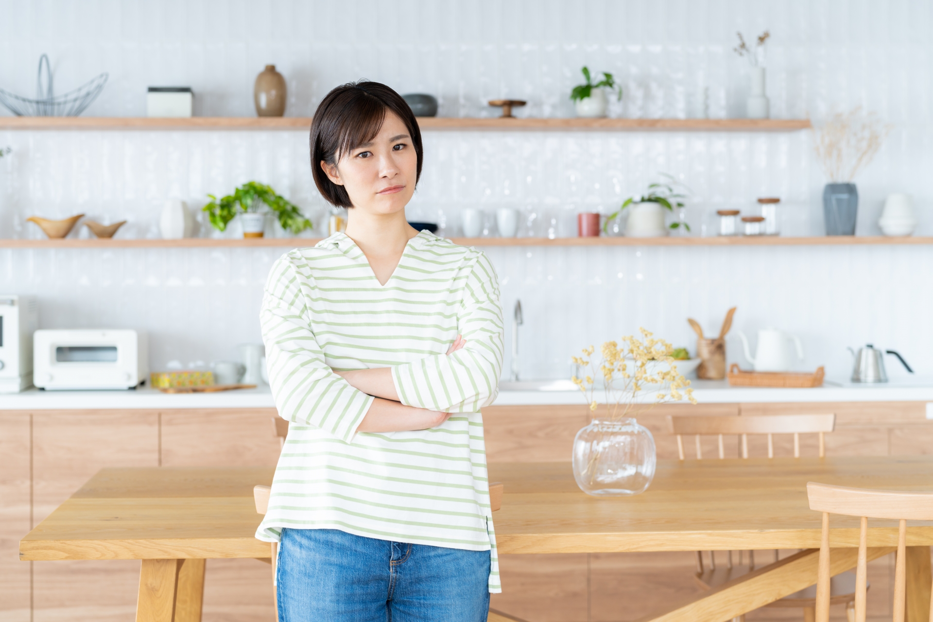 悩む若い女性