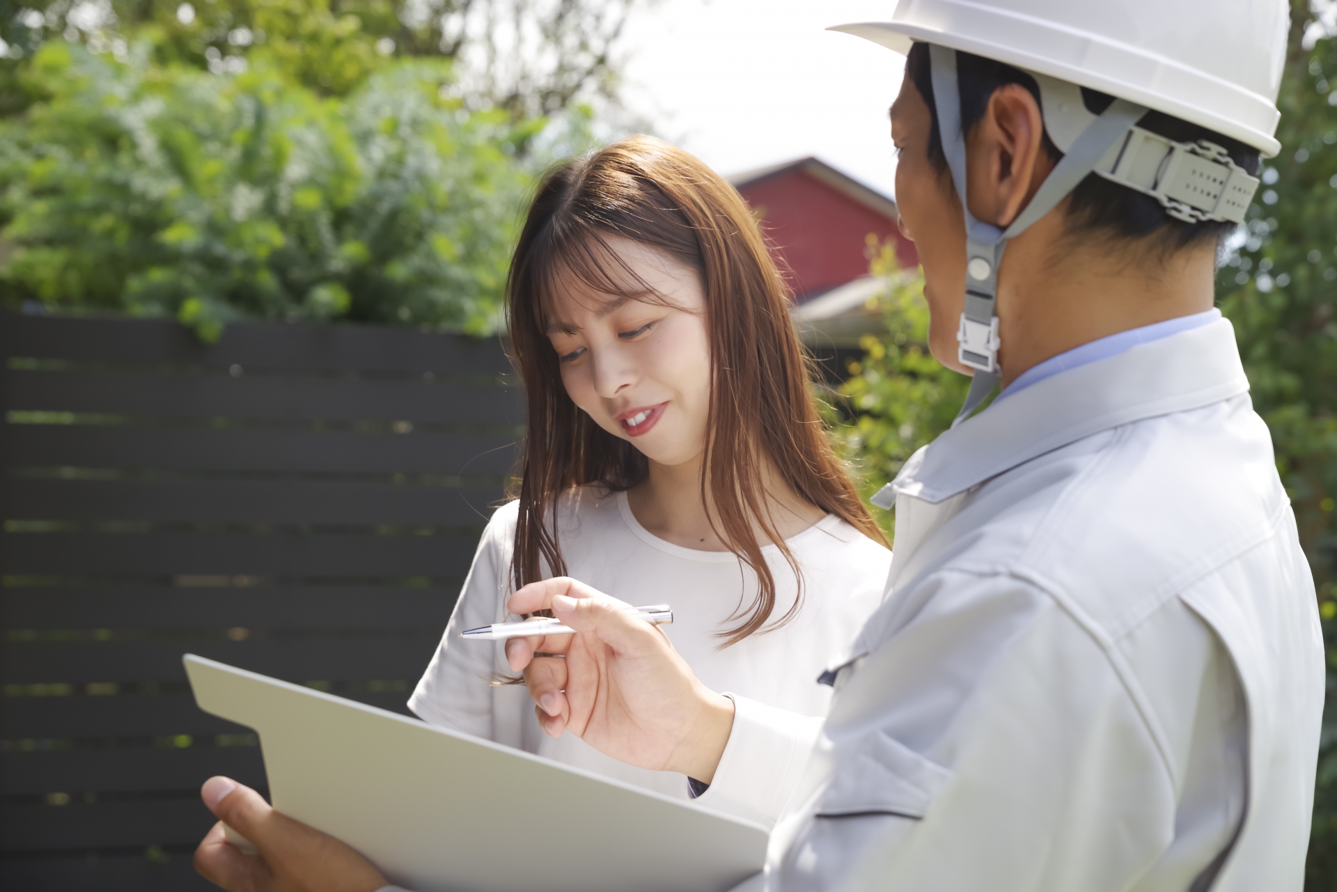 住宅の打ち合わせをする建築業者と女性