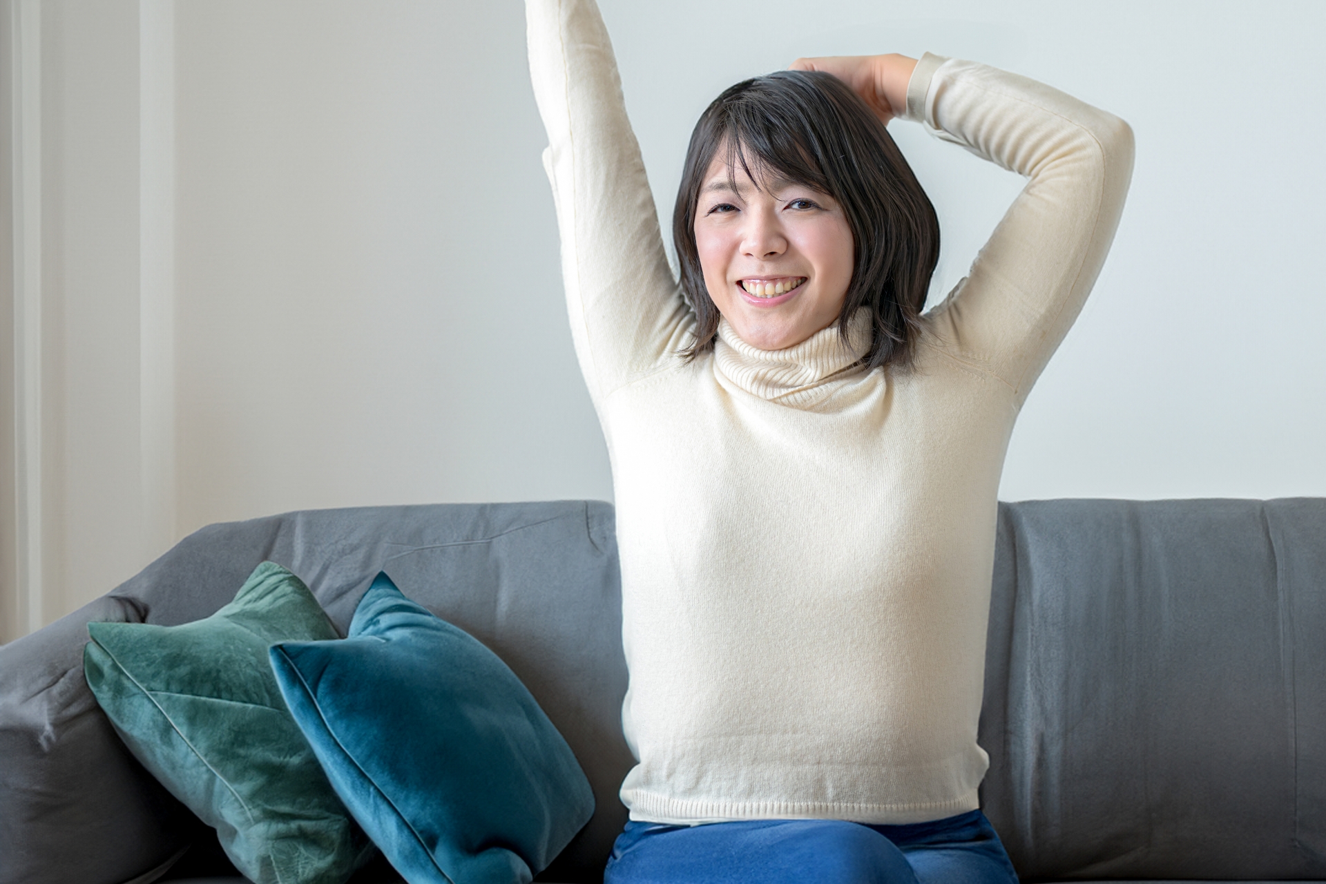 くつろぐ女性
