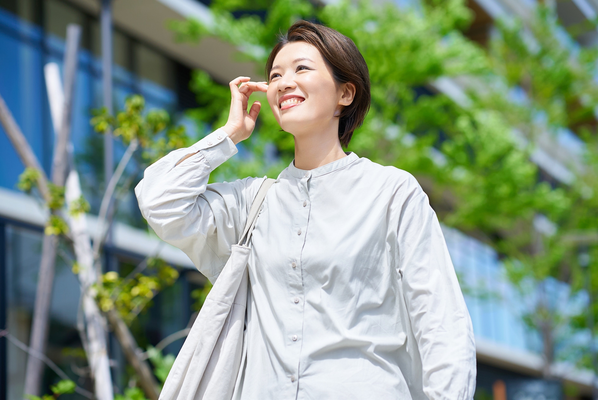 ショッピングバッグを持って街を歩く女性
