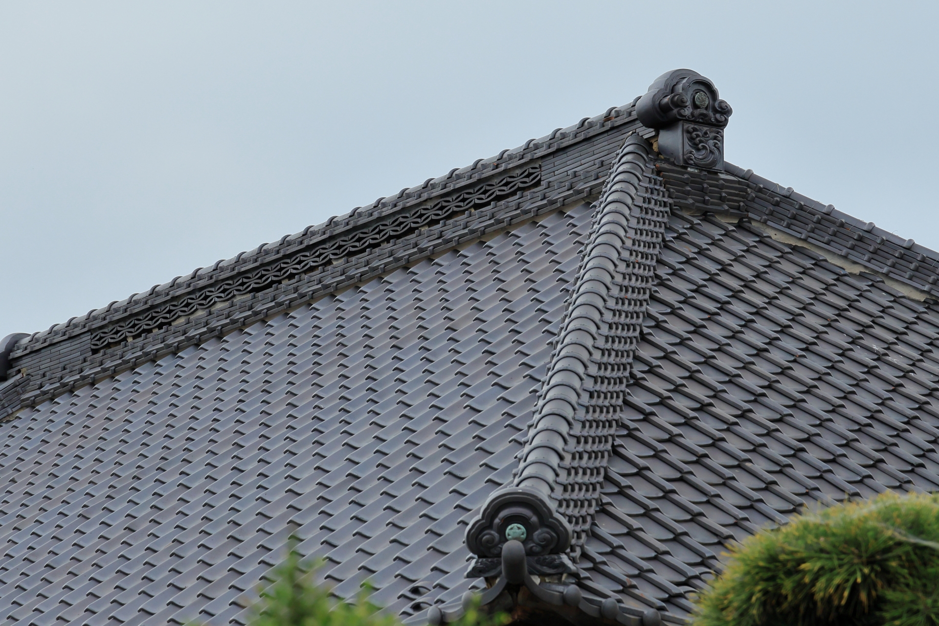 和瓦の寄棟屋根