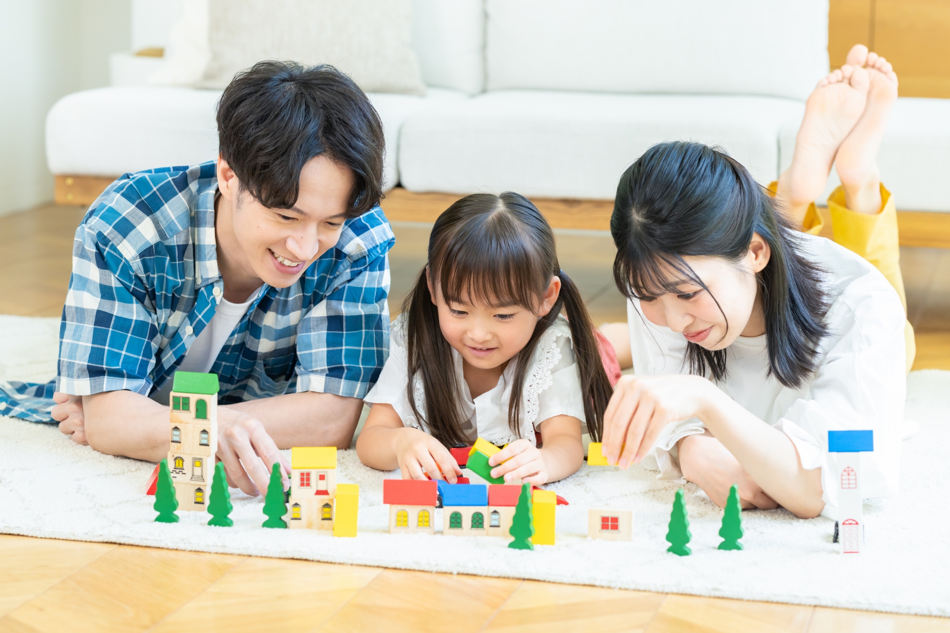 リビングで遊ぶ家族