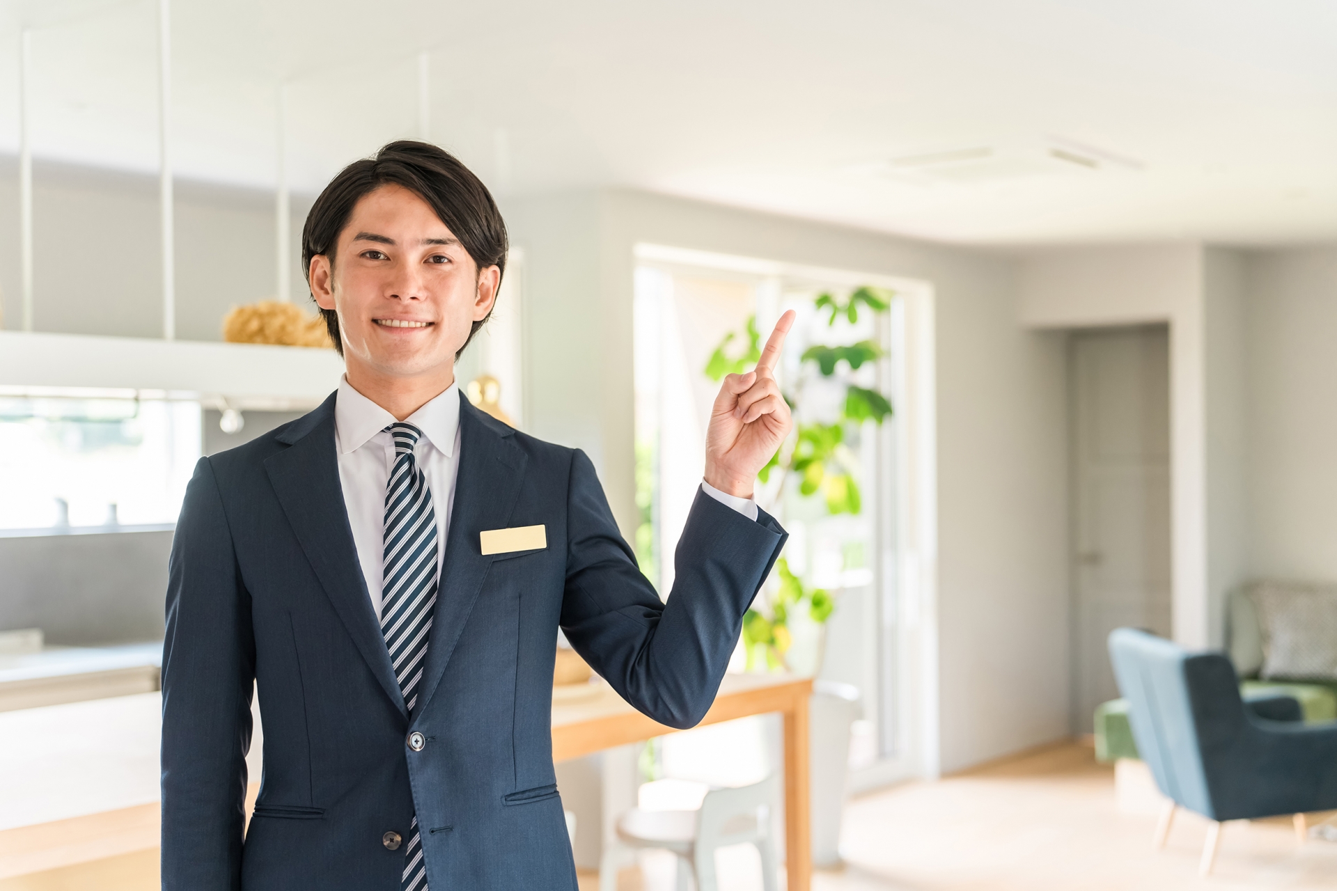 モデルハウスを案内する男性プランナー