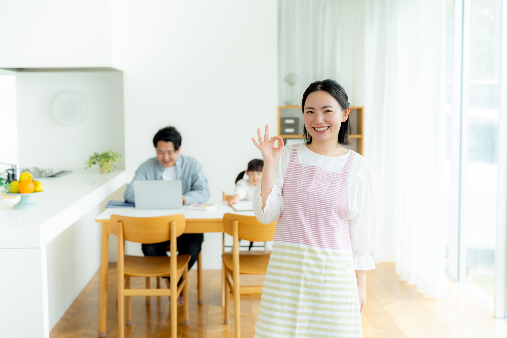 リビングでOKを出すママ