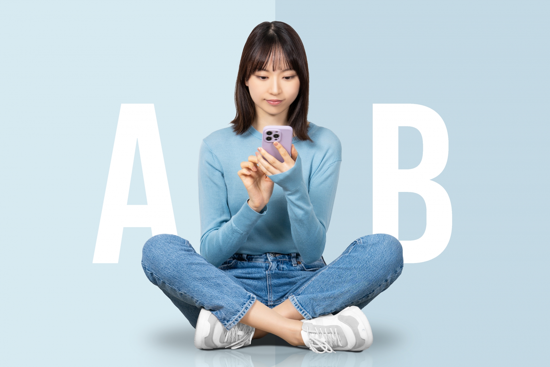 AかBか、スマホを見ながら考える女性