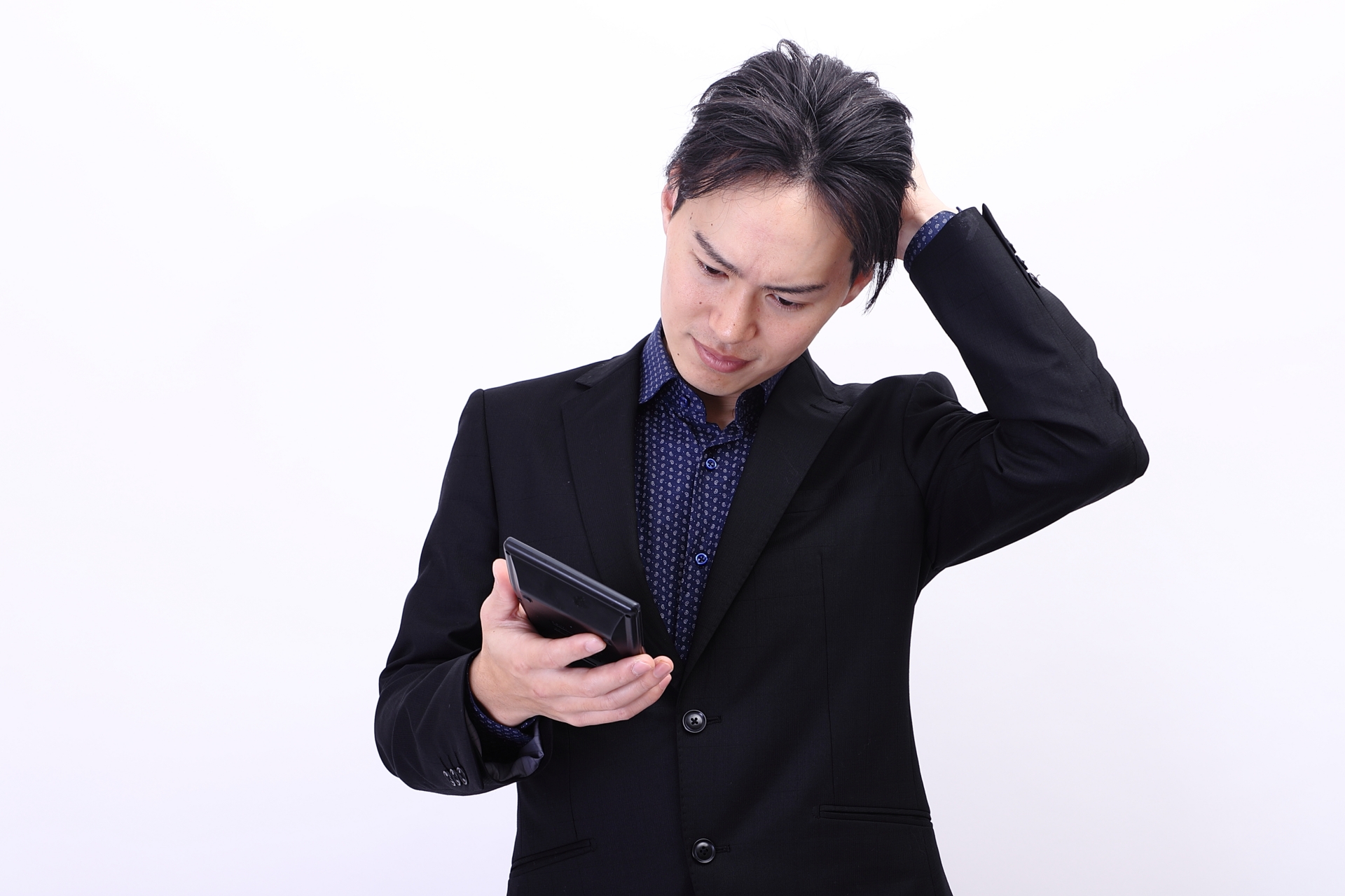 電卓を持つ男性4