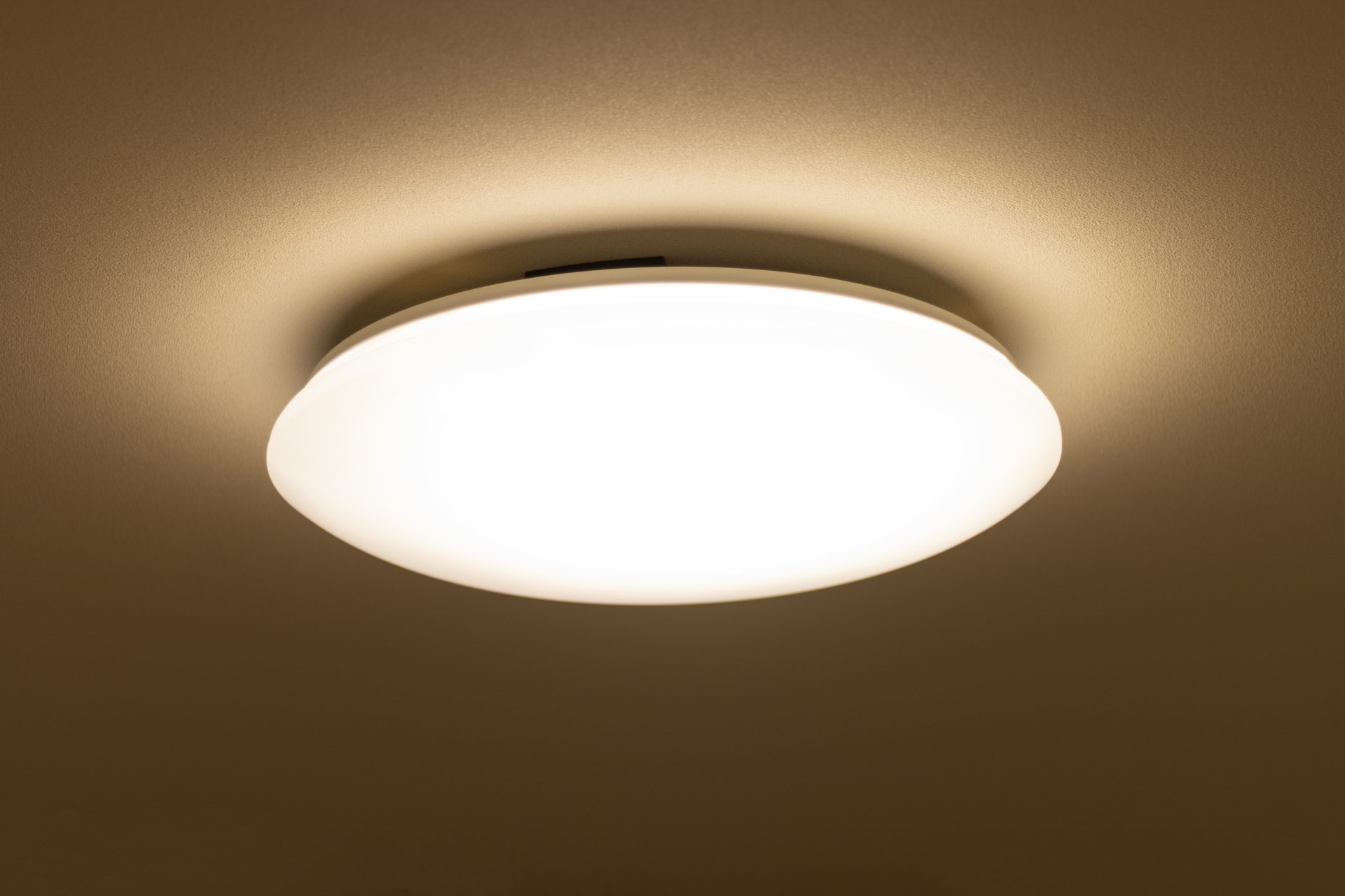 夜に点灯したLEDタイプのシーリングライト