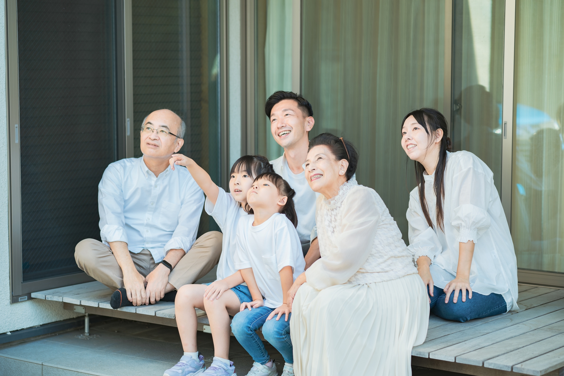 縁側でくつろぐ3世代ファミリー