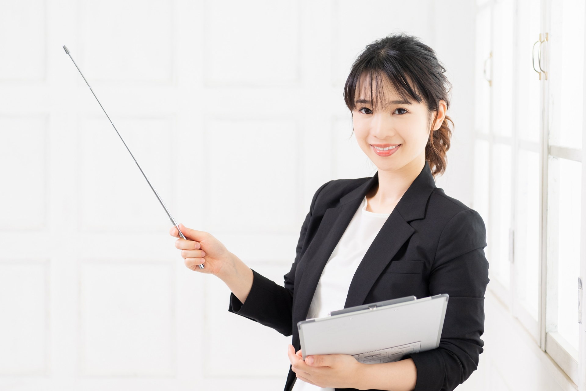 指し棒でポイントを示す若い女性
