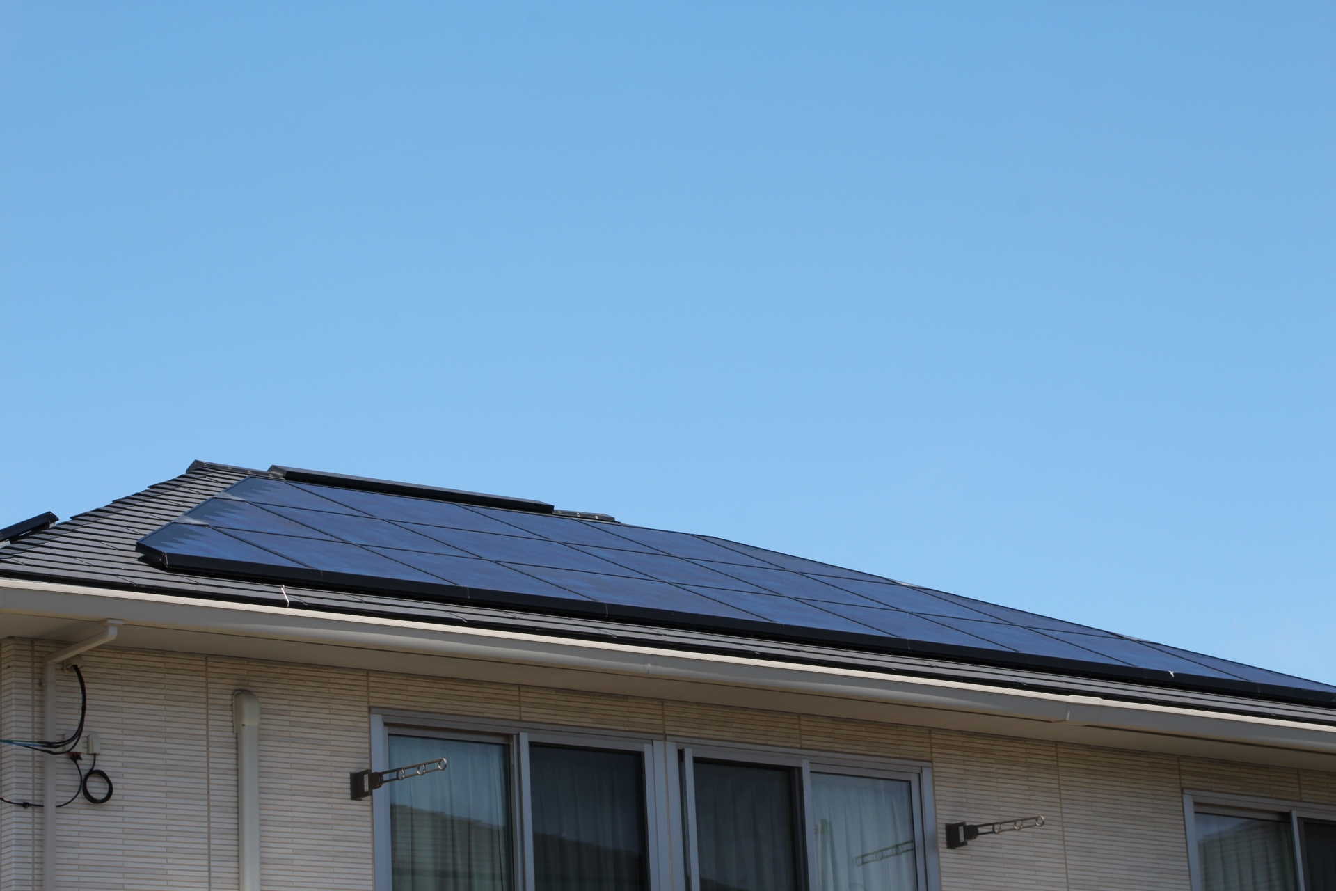 寄棟屋根の住宅の太陽光発電