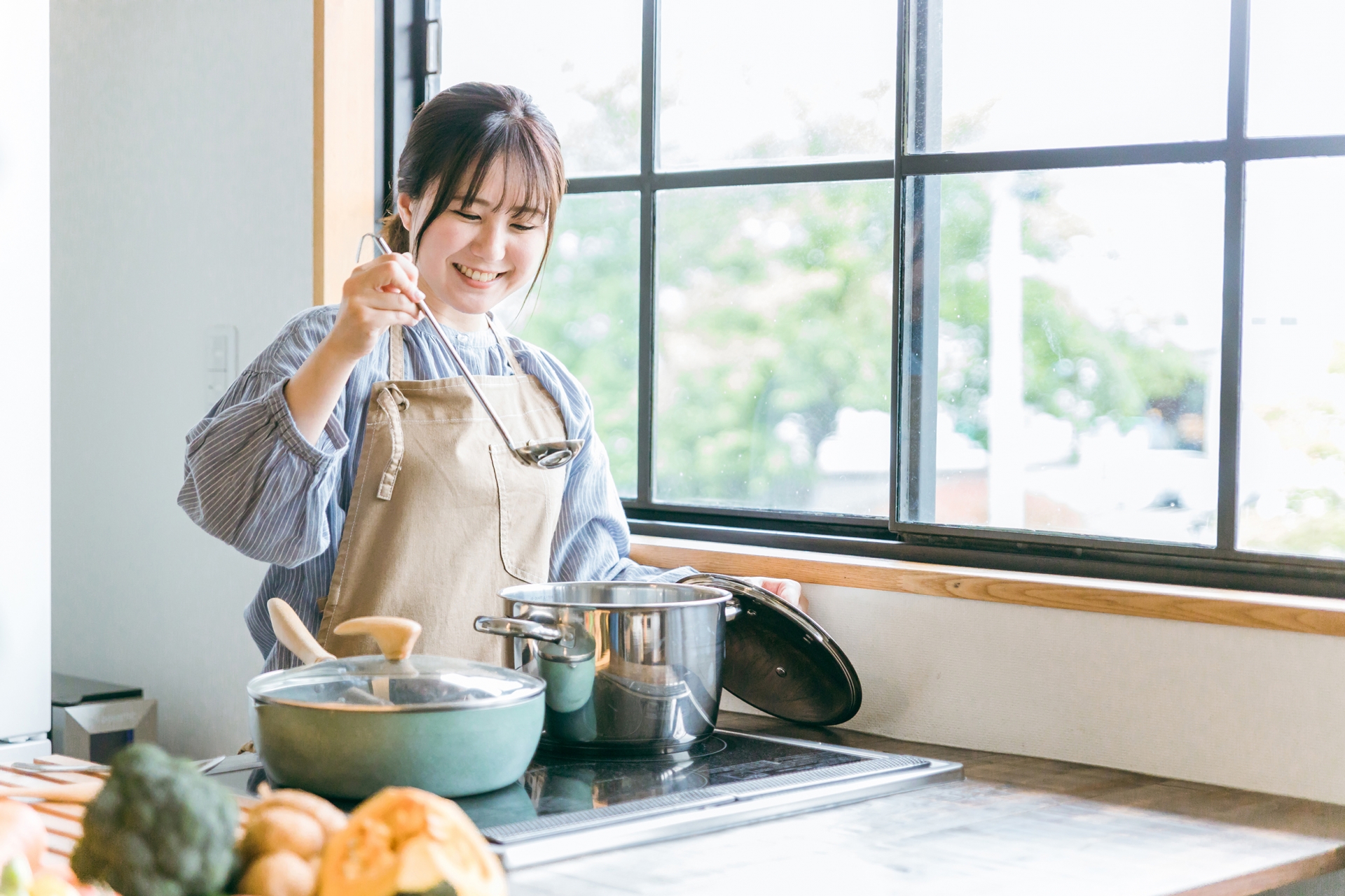 キッチンで料理をするアジア人女性