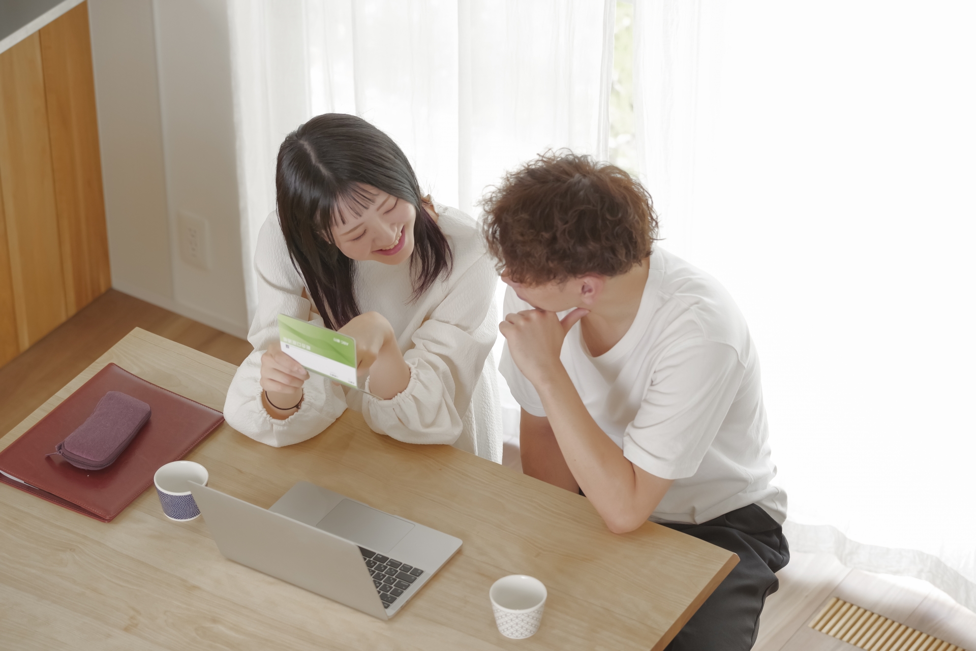 将来のお金の相談をする若い夫婦