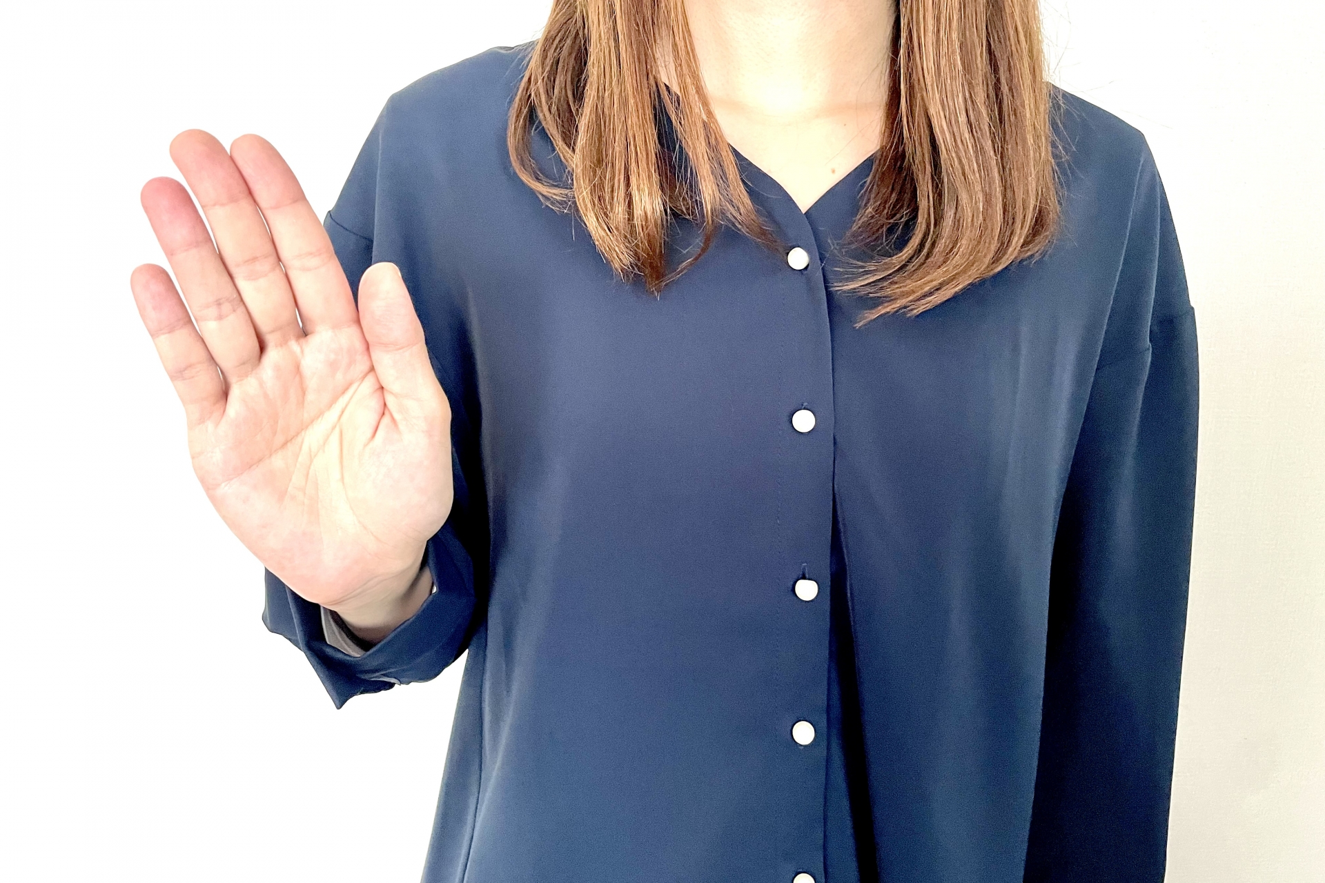 手を挙げる若い女性 挙手・ストップ