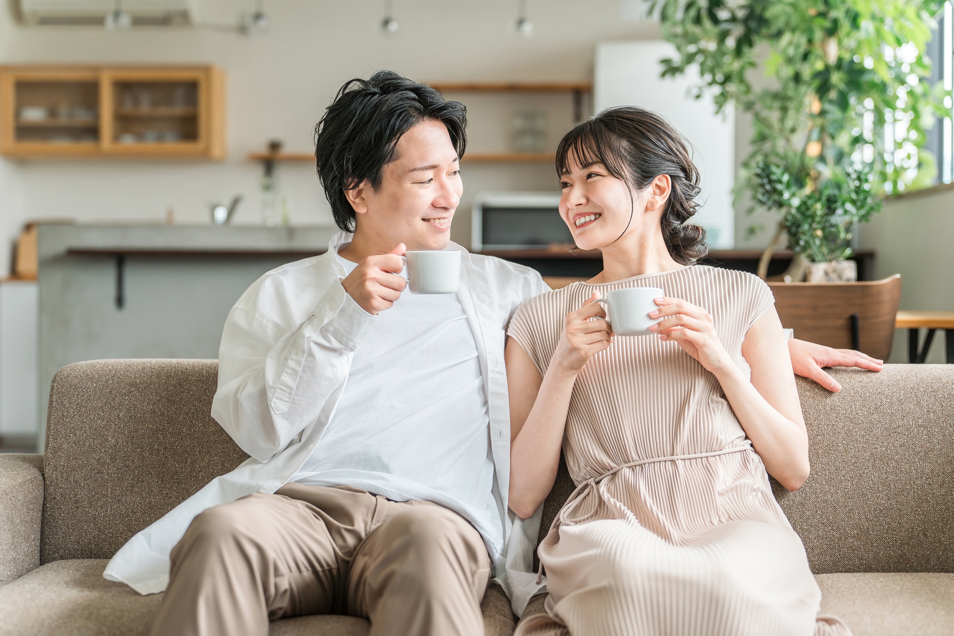 家のリビング・ソファでくつろぐ仲良し夫婦