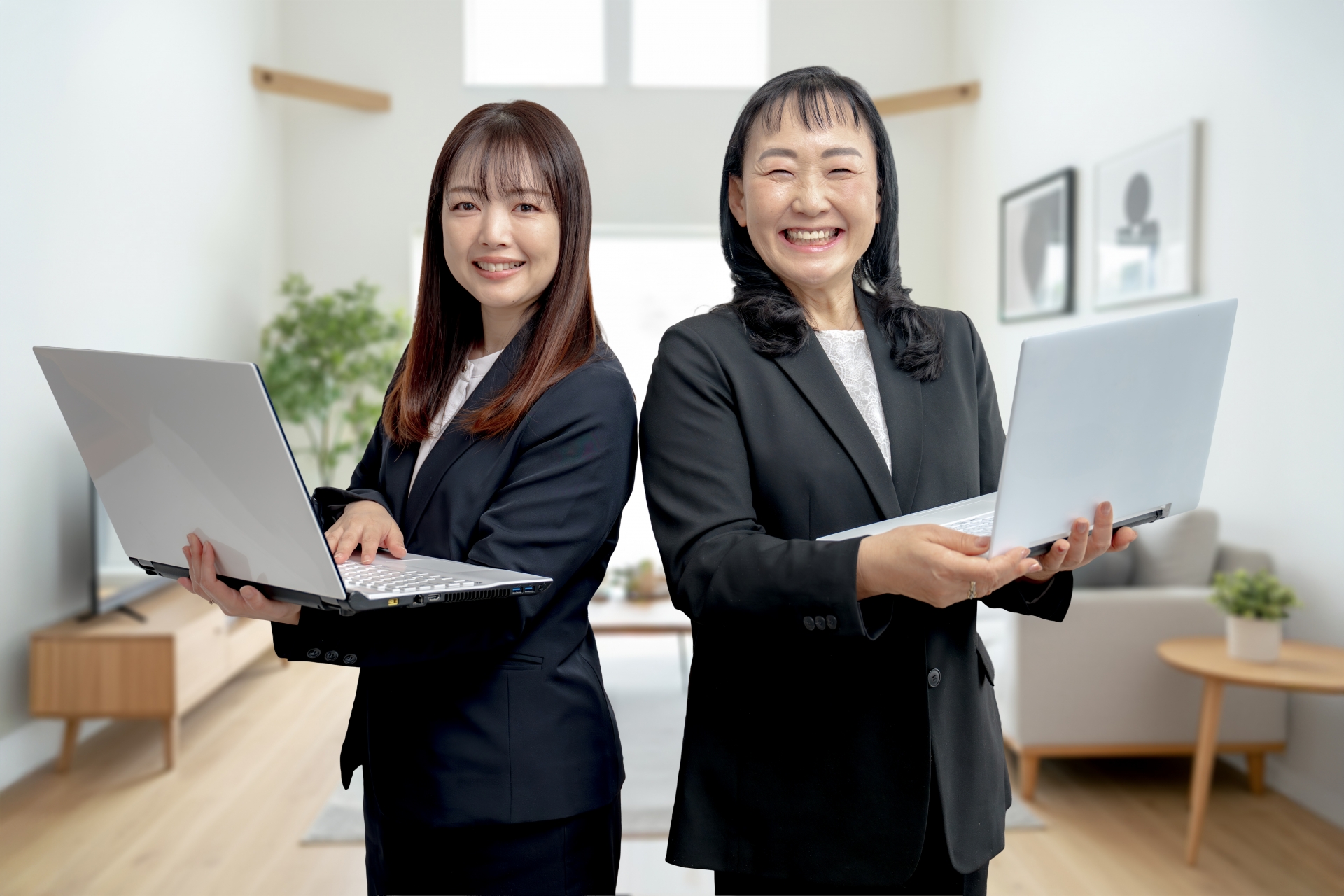 綺麗な家とスーツ女性