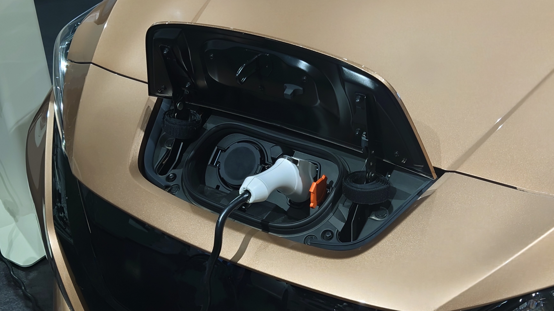 充電中の電気自動車 EVカー ボンネット