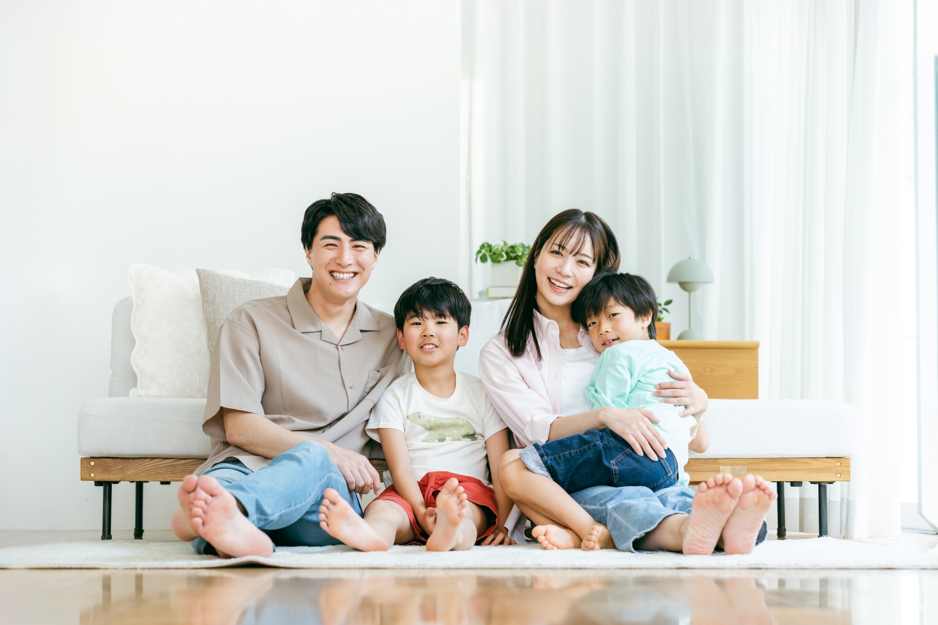 リビングでくつろぐ家族