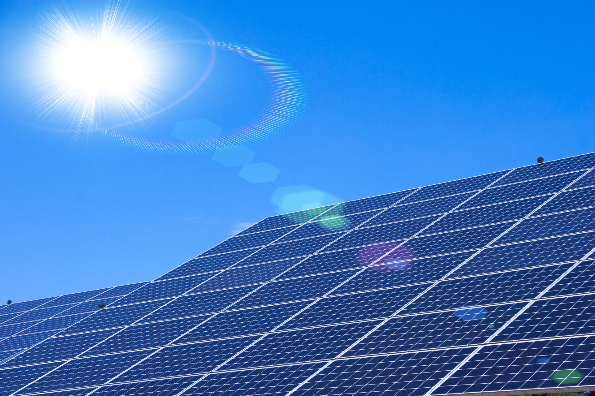 輝く太陽と太陽光発電システム