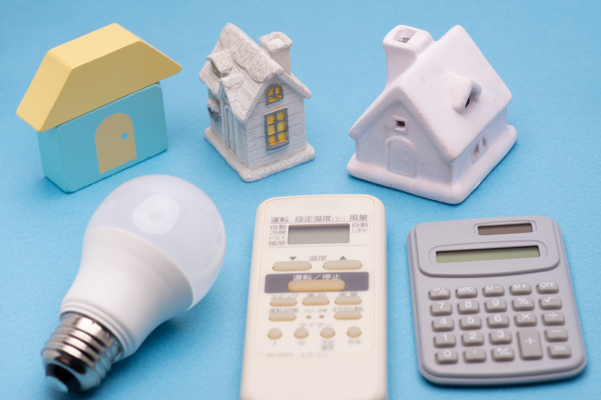 家の模型と電気代のイメージ