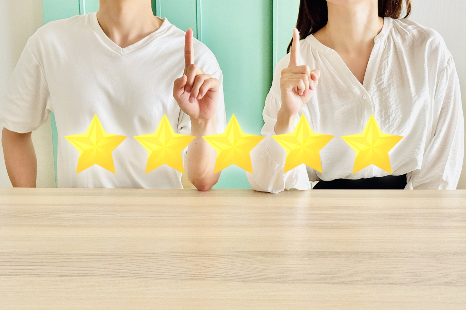 星5つの評価をする男女のカップル