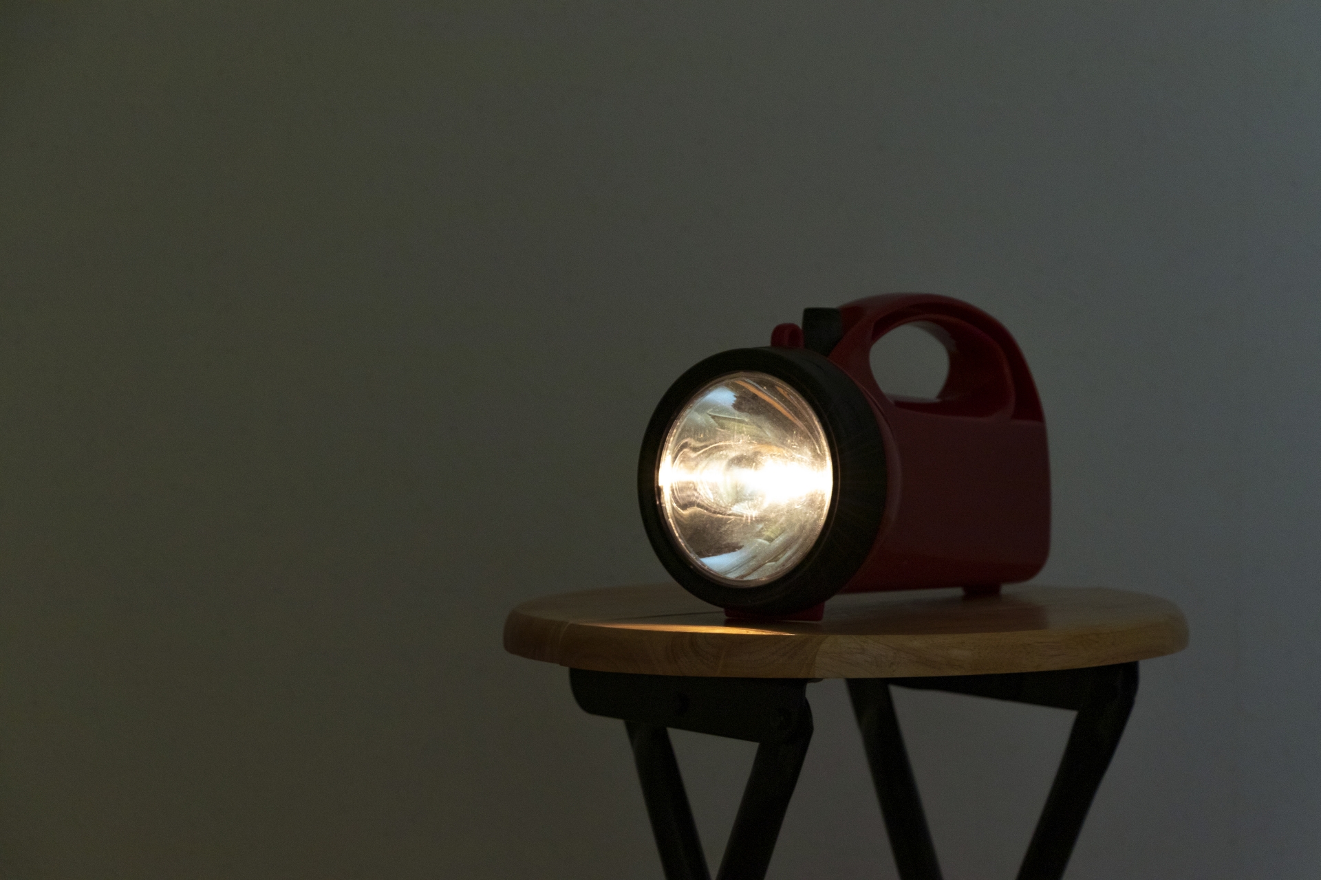 暗い部屋の中で光る懐中電灯
