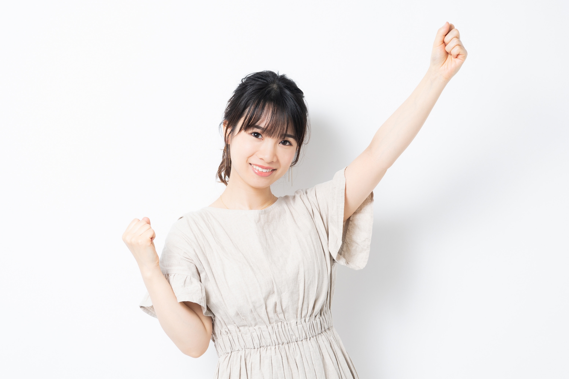 ガッツポーズをする若い女性