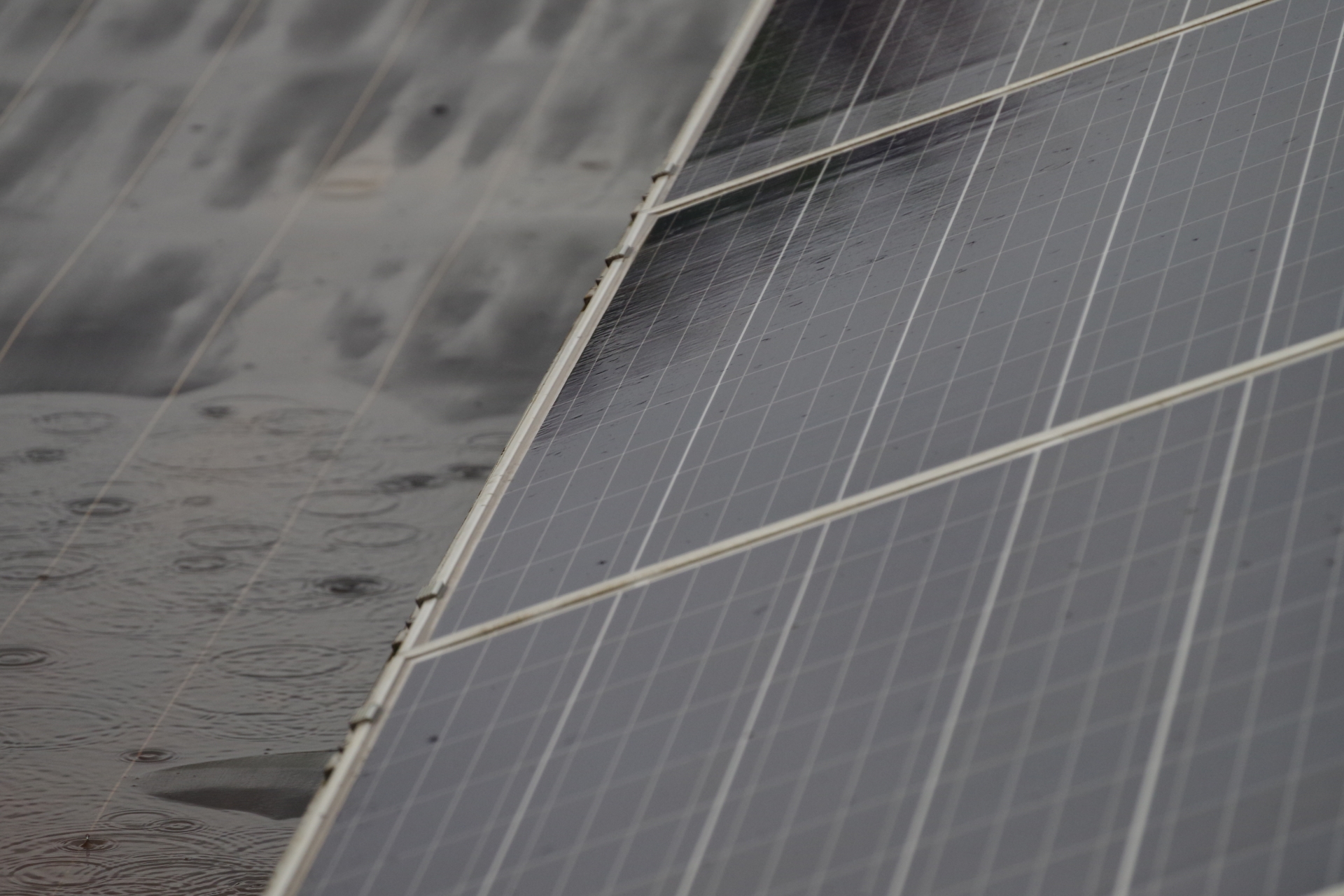 ダメな日のソーラーパネル