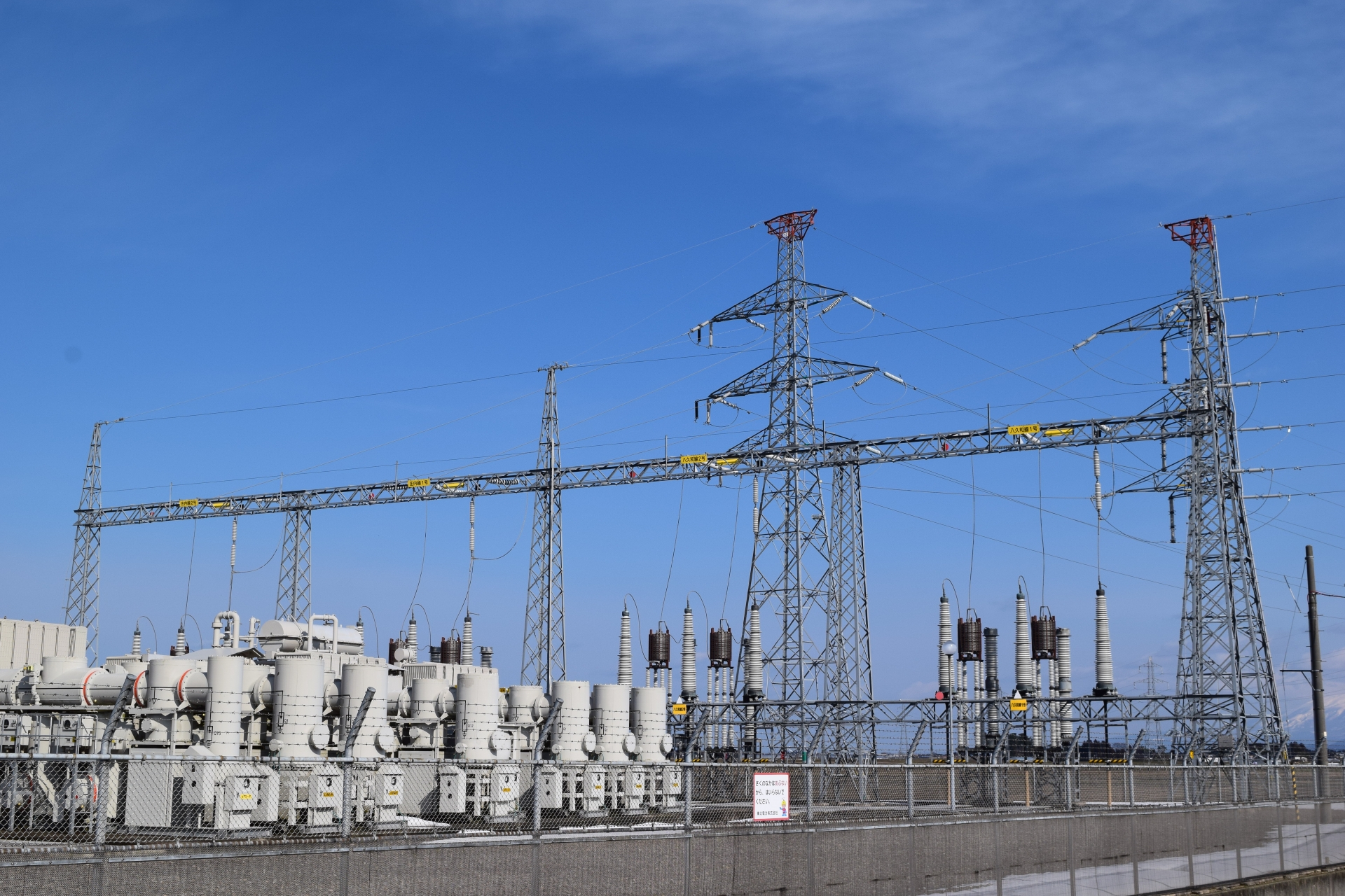 屋外変電設備と送電塔