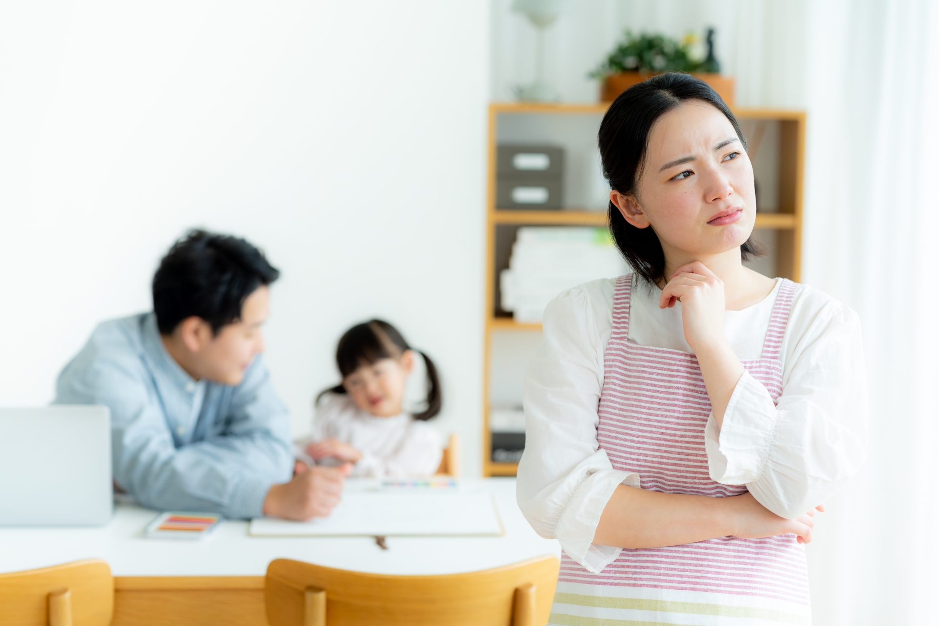 リビングで悩むママ